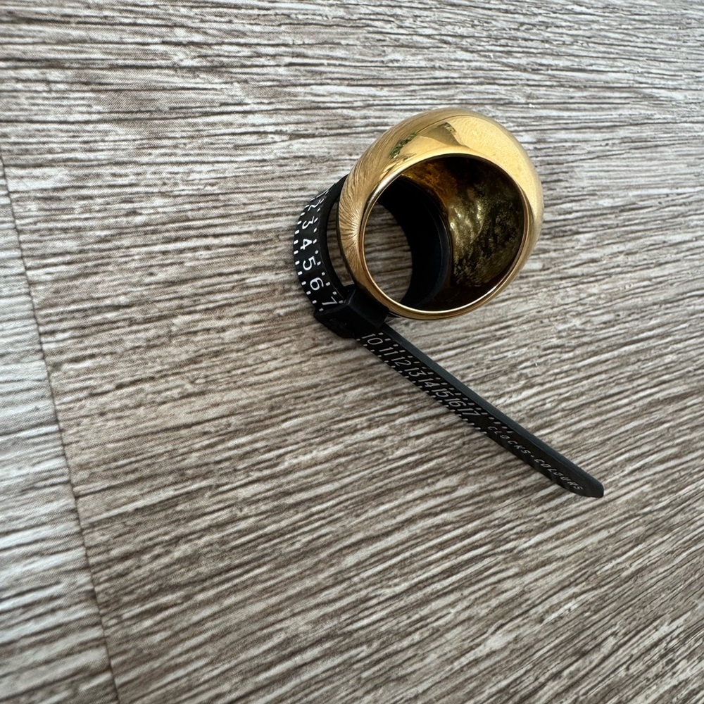 Commence NWT Gold Pleated Stainless Still Ring Globe Accent Jewellery Minimalist - Picture 4 of 4